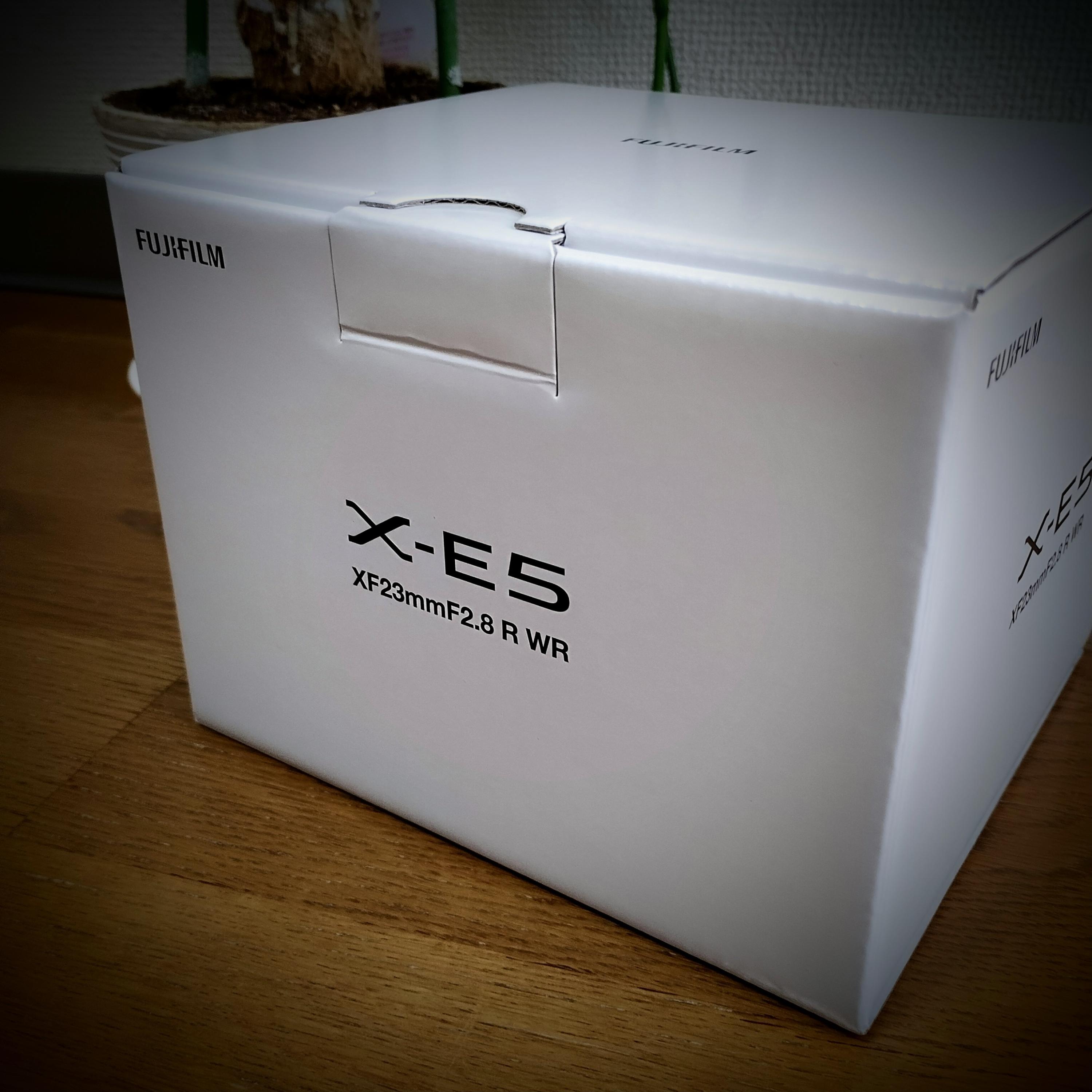 FUJIFILM X-E5 来ました📷|箱が白い、そして小さい。